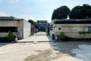 名流陵园大门图